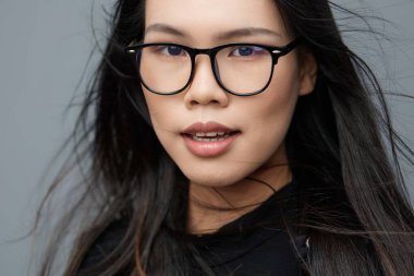 Kadın öğrenci yüzü güzel arka plan moda bayan portresi çekici mutlu moda kendine güvenen gözlük neşeli güzellik öğretmeni gülümse Asyalı güzel stüdyo Koreli yaşam tarzı