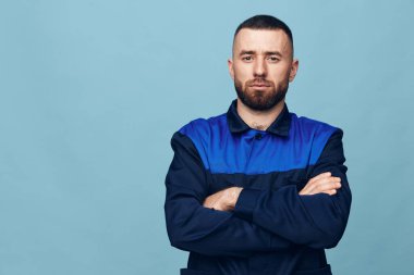 Stüdyo ressamı portresi yakışıklı, özgüvenli, kendine güveni tam, havalı yetişkin görünüşlü, çekici, soyutlanmış, duygusal sakallı bir adam.