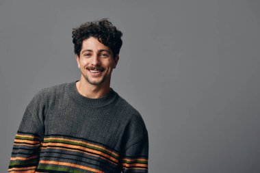Modern adam çekici doğal yüz moda portresi yakışıklı İspanyol gri mutluluk şık bir süveter, fotokopi odası moda moda tebessümü hippi yetişkin