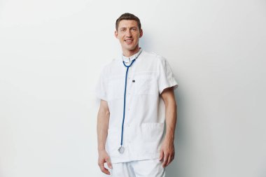 Arka planda başarılı portre başarısı, sıradan gülümseme, stüdyo erkekleri, moda modelleri, beyaz gömlek, mutlu arka plan, yakışıklı, kendine güvenen, çekici beyaz erkek.