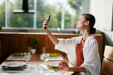 Kadın yiyecekler kadın yaşam tarzı masa teknolojisi modern kafe internet insan yetişkin telefon mobil güzel beyaz kadın çekici akıllı telefon