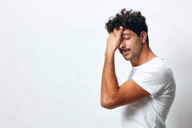 Beyaz giyimli, duygusal erkek öğrenci yaşam tarzı arka planda havalı, hippi erkek fikir portresi, gündelik pozitiflik, stüdyo tişörtü, ciddi moda izole edilmiş.