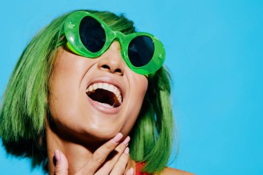 Kadının ağzı şaşkın peruk stili güzel kadın portresi gülümseme moda siyah yaz yaşam tarzı güneş gözlüğü neşe stüdyosu ifadesi mutlu mayo