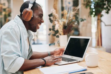 Siyahi müzik kulaklıkları iş dünyasında çalışıyor çevrimiçi Amerikan genç bilgisayarı dinle teknoloji laptopçu bürosu arıyor gülümseyen iş adamı Afrikalı iletişimi