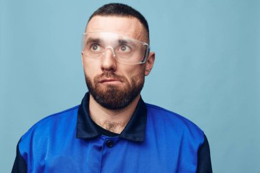 Erkek model sakallı adam stüdyo ifadesi arka planda soyutlanmış genç adam portresi yakışıklı beyaz, beyaz, beyaz, beyaz, arka plan modası