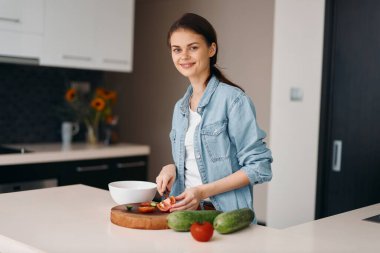 Ev Mutfağında Sağlıklı Salata Yapan Mutlu Genç Aşçı Sebze Portresindeki Güzellik