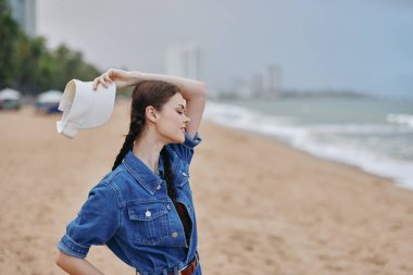 Serene Summer Escape: Blue Sky, Golden Sands, ve kumsal tatilinin tadını çıkaran güzel bir esmer.