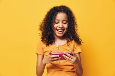 Çevrimiçi mesaj telefonu genç, mobil, Afrikalı Afrikalı, siyah arka plan güzel, kıvırcık, kıvırcık, akıllı, kadın, kadın, saç modeli.