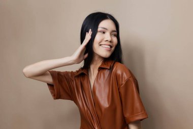 Güzel saçlı Koreli zarif çekici Asyalı seksi makyaj malzemeleri çekici bej güzellik salonu kadınsı siyah model saçlar kozmetik uzun moda portre sevimli kız yüzü