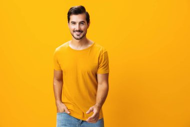 Stüdyonun arka planındaki gülen adam, gülümseyen moda, gülen kol, neşeli kopya, kendine güveni tam, sarı portre tarzı, izole edilmiş stil.