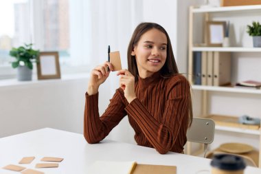 Sınav hazırlığı öğrenci defteri bilgisayar yaşam tarzı e-öğrenim kız masa eğitimi öğrencileri kapalı beyaz kız öğrenci masası mutlu