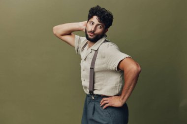 Çekici erkek modeli yetişkin izole edilmiş erkek yüz ifadesi beyaz ayakta duran yakışıklı havalı yüzlü beyaz arka plandaki genç beyaz mutlu portre