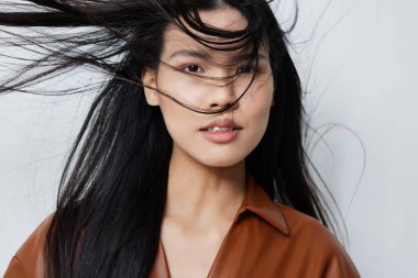 Cazibeli kadın makyajı güzel portre uzun Asya modası çekici kız sevimli siyah bej saç güzel saç modeli Koreli kozmetik zarif kadın saçı