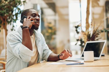 Yetişkin işi genç teknoloji masası işadamı erkek kişi iletişim yaşam tarzı konuşan ofis bilgisayarları iş dünyası bilgisayarları profesyonel telefon