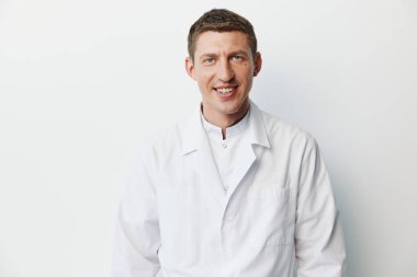 Geçmişi olan yetişkin insanlar profesyonel yaşam tarzı erkekler yakışıklı bir portre yakışıklı, olgun, mutlu bir iş adamı beyaz gülüşü çekici, kendine güveni olan neşeli beyaz adamlarla karşılaşır.