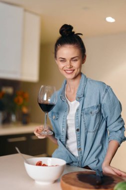 Ev Mutfağında Kırmızı Şarap İçen Şık Yetişkin Kadın