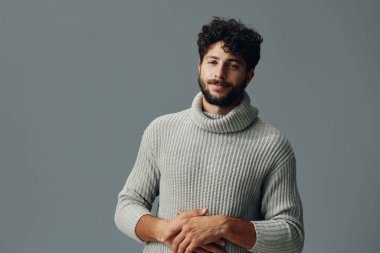 Yakışıklı ifade modeli, stüdyo, havalı arka plan, beyaz erkek, rahat portre, çekici, genç yüz, izole süveter sakalı moda.