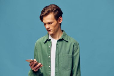 Modern İletişim: Çeşitli Bireyler Bağlı Bir Dünya İçin Teknolojiyi Kucaklıyor