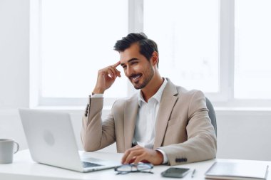 İnsan portresi yöneticisi ofis öğrencisi bilgisayar adamı içeride oturan iş adamı patronu mutlu görünüyor dizüstü bilgisayar yöneticisi modern iş masası takımı gülümsüyor.