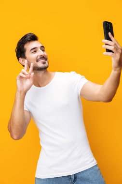 İnsan uzay portresi iş fotokopisi teknolojisi selfie dişli gözlüklü telefon iletişim siber uzay akıllı telefon yaşam tarzı telefon tarzı sürpriz sarı stüdyo mutlu gülümseme izole edilmiş gülümseme