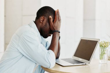 İş adamı stresli, dizüstü bilgisayar işi depresyonda, ofis çalışanı sinirleri bozuk, endişeli, üzgün, endişeli bilgisayar çalışıyor.