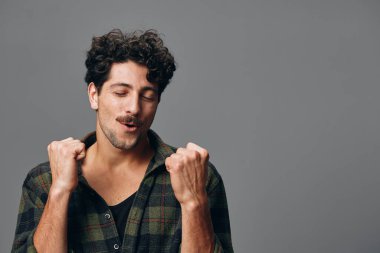 Neşeli, şık bir yüz tişörtü olgun, telif alanı yakışıklı, kendine güvenen, modaya uygun, modaya uygun, sıradan bir hippi tarzı gülümseme, erkek mutluluk portresi.