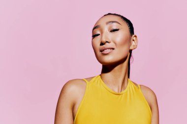 Stüdyo kadını modaya uygun manken vay yaşam tarzı portre esmer gözler esmer el pembe yaz bayan güzellik dudaklar şoke edici moda arka plan şaşkın mayo