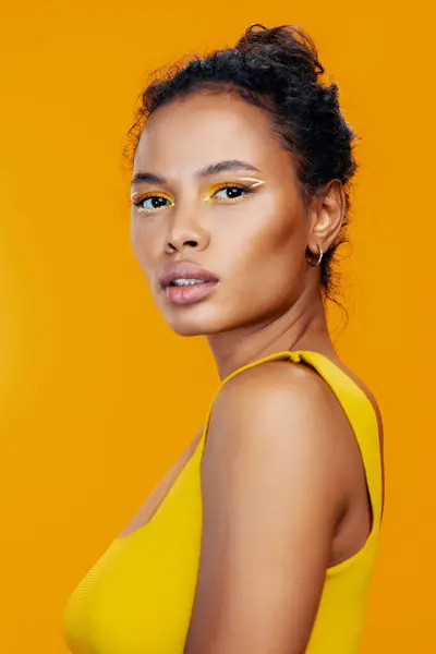 Mujer Negro Estilo Piel Colorido Moda Cosmetología Hermosa Sonrisa Retrato —  Fotos de Stock