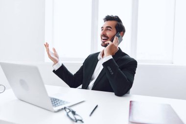 Akıllı telefon konuşmaları kablosuz telefon masası işi Kafkas yaşam tarzı iş adamı ofis yöneticisi mobil dizüstü bilgisayar mobil mobil teknoloji yöneticisi