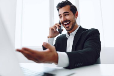 Kurumsal adam kazanan erkek mutlu kişi başarılı girişimci iş görüşmeleri telefon görüşmeleri bilgisayar kafkasyalı konuşma dizüstü bilgisayarı gülümseme beyaz iş adamı kıyafeti
