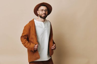 Yakışıklı, genç, gözlüklü, arka plan modeli, modern gülümseme, kafkasyalı, sıradan sakallı, yetişkin, arka planlı, mutlu, modaya uygun bir adam.