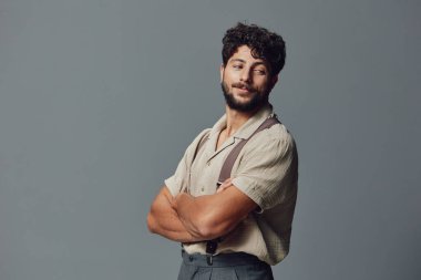 Beyaz adam, sıradan, çekici stüdyo sakallı, kendine güvenen genç adam portresi izole edilmiş, havalı yüz ifadesi mutlu, yakışıklı, yetişkin.