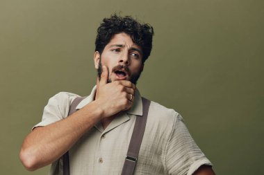 Sıradan bir erkek izole edilmiş arka plandaki beyaz sakallı adam beyaz portre görünümlü erkek ifade tarzı yakışıklı havalı model el stüdyosu ciddi ciddi moda çekici genç insanla yüzleşiyor.