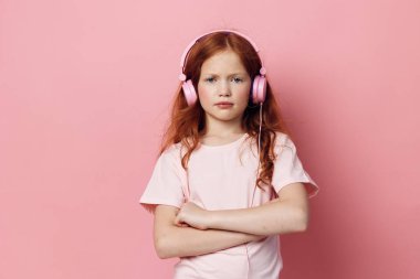 Güzel kız sesi dinle müzik portresi çocukluk kulaklık çocuklar sevimli küçük insan ifadesi çocuk beyaz arka plan ses kadın sesi