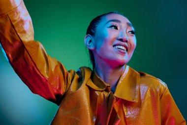 Kadın modayı takip eden yeşil renkli disko stüdyosu mor makyaj portresi neon renkli lüks ışıltı oldukça moda parlak güzellik gecesi tarzı.