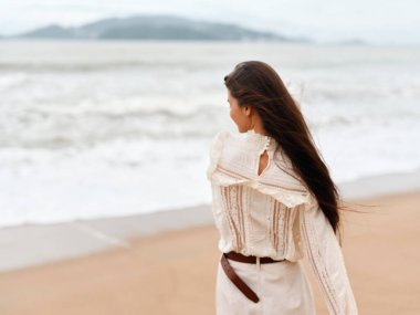 Huzurlu Sahil Günbatımından Hoşlanan Şık Kadın: Yaz Rüzgarındaki Güzellik