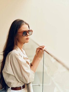 Şık Kadın Model Portresi: Güzel Saçlı Çekici Beyaz Kadın, Moda Güneş Gözlüğü ve Moda Tarzı, Şehir Arkaplanı ile çevrili, Şehir Sokağında Keyifli Yaz.