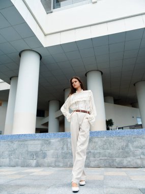 Şık Kafkas Kadın Modeli Şehir Sokakları Arkaplanında Zarif Poz Veriyor