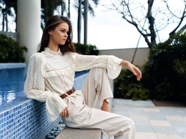 Moda Kafkasyalı Kadın: Hoş ve Çekici Yeşil Park 'ta Gelişigüzel Zarif Pozisyon