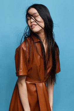 Kız, kendine güvenen çekici bir portre hayat tarzıyla neşeli, uzun bir iş hayatı mutlu, Asyalı bir saç fonu neşe kaynağı sevimli Japon mavi stüdyo moda Kore tebessümü ile karşı karşıya.