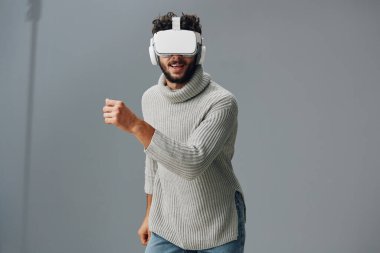 Kızıl sakallı adam yakışıklı arka plan gerçekliği güncel model online cihaz beyaz surat Kafkasyalı modern adam stüdyosu çekici yetişkin portresi teknolojisi genç görünüyor