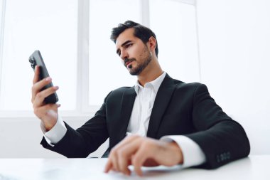 Adam başarılı bir ofis bilgisayarı bilgisayar profesyonel cep telefonu telefon teknolojisi iş adamı beyaz portre telefon görüşmeleri akıllı telefon şirket mutlu laptop kazananı gülümsemesi