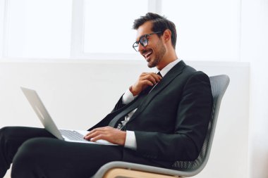 Kafkasyalı iş adamı portresi mutlu iş yeri kıyafeti teknoloji bürosu görünümlü başarılı bir bilgisayar.