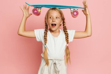 Neşeli Anlar: Yazın Şirin Küçük Bir Kızın Tatlı ve Şık Maceralarını Çekmek