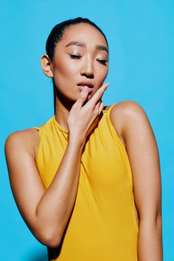 Asyalı kadın el stili yaşam tarzı ifade tarzı gülümseme modayı takip eden neşeli kadın moda yakın plan portresi mavi sarı heyecan verici güzellik