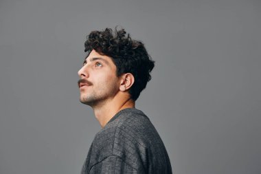 Erkeksi moda saç portresi yakışıklı havalı gülümseme neşeli yüzler moda moda hippi erkek tarzı jest yaşam tarzı güzel İspanyol tarzı çekici beyaz