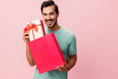 Pembe erkek müşteri satın alır kadın indirimli çanta izole edilmiş paket tatil alışverişi yaşam tarzı hediye günü hediye günü hediyelik eşya mağazası mutlu