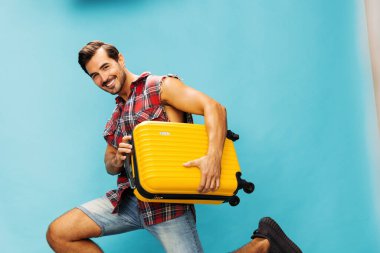 Bavullu adam, tatil tarzı seyahat hafta sonu seyahati, seyahat, yolculuk, yolculuk, uçuş, arka plan, hipster bileti, seyahat, seyahat, seyahat, mutlu stüdyo, uzay valizi.