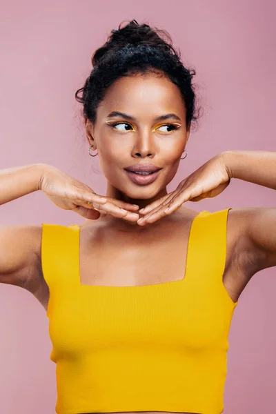 Kosmetická Žena Model Kůže Úsměv Studio Africký Obličej Krása Styl — Stock fotografie
