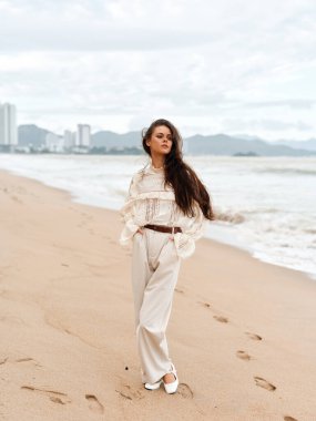 Ocean View ve Blue Sky ile Sunny Beach 'te Güzel Kadın Portresi